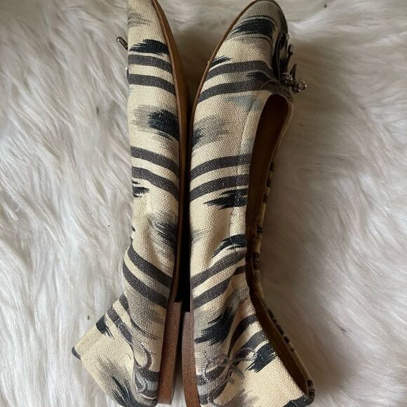 Sam
Edelman Felicia beige & gray fabric flats with silver tone accent size 7.5M - Picture 7 of 9